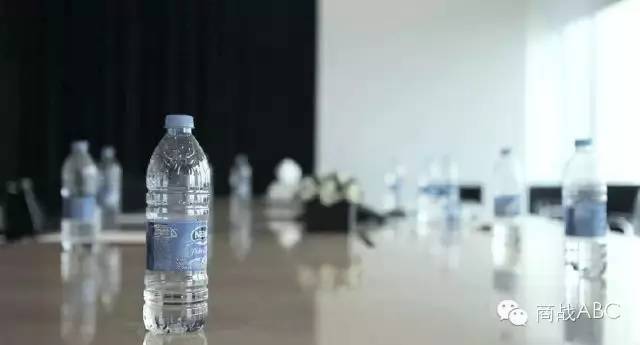 最成功的礦泉水包裝營銷：只賣半瓶水，銷量卻提高652%